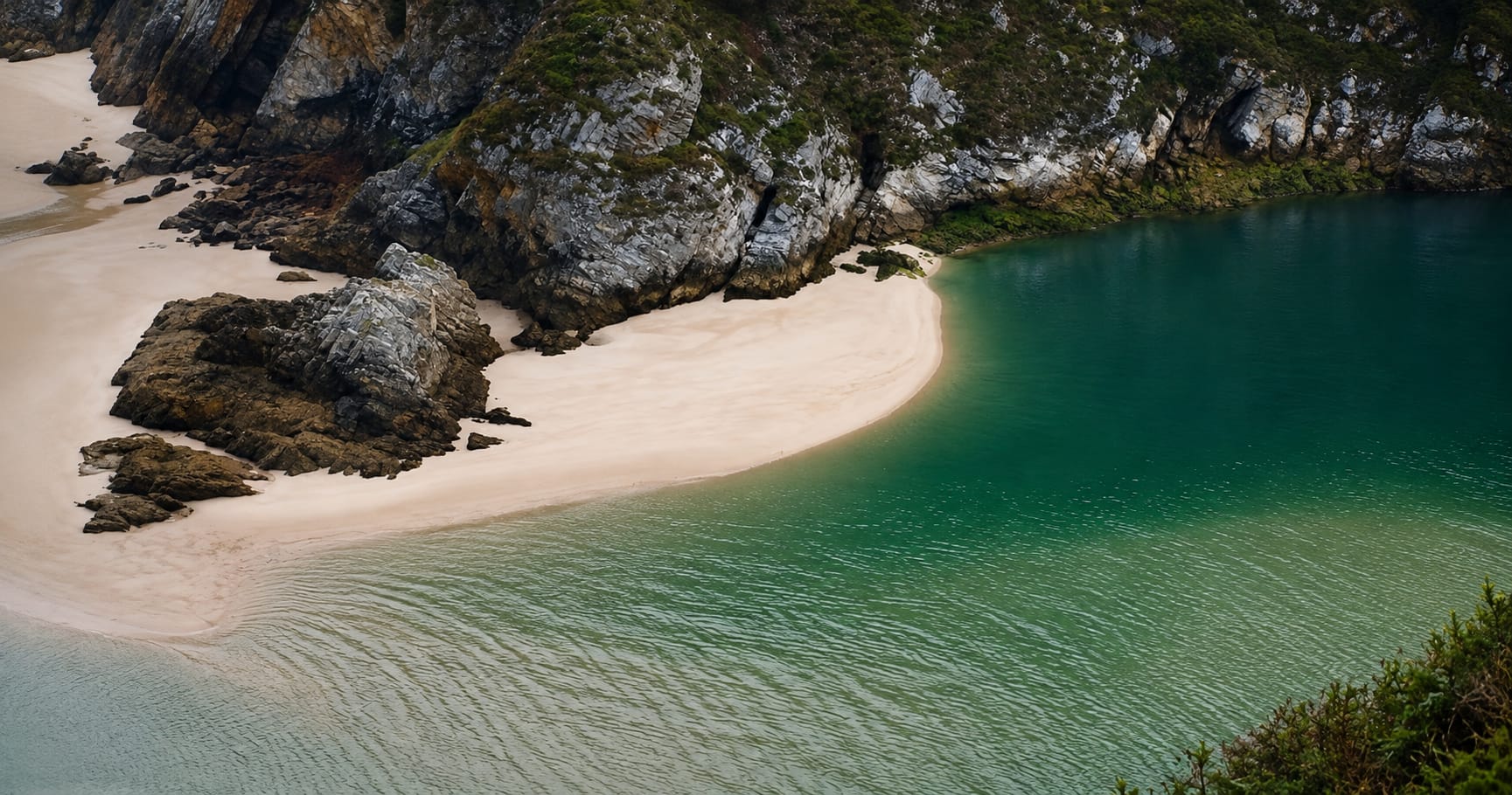 Rescatados tres bañistas que se quedaron aislados en una zona de rocas en una playa de Pechón