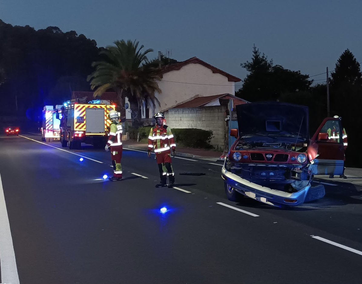 Colisión entre dos vehículos en la N-634 a la altura de Pesués sin heridos