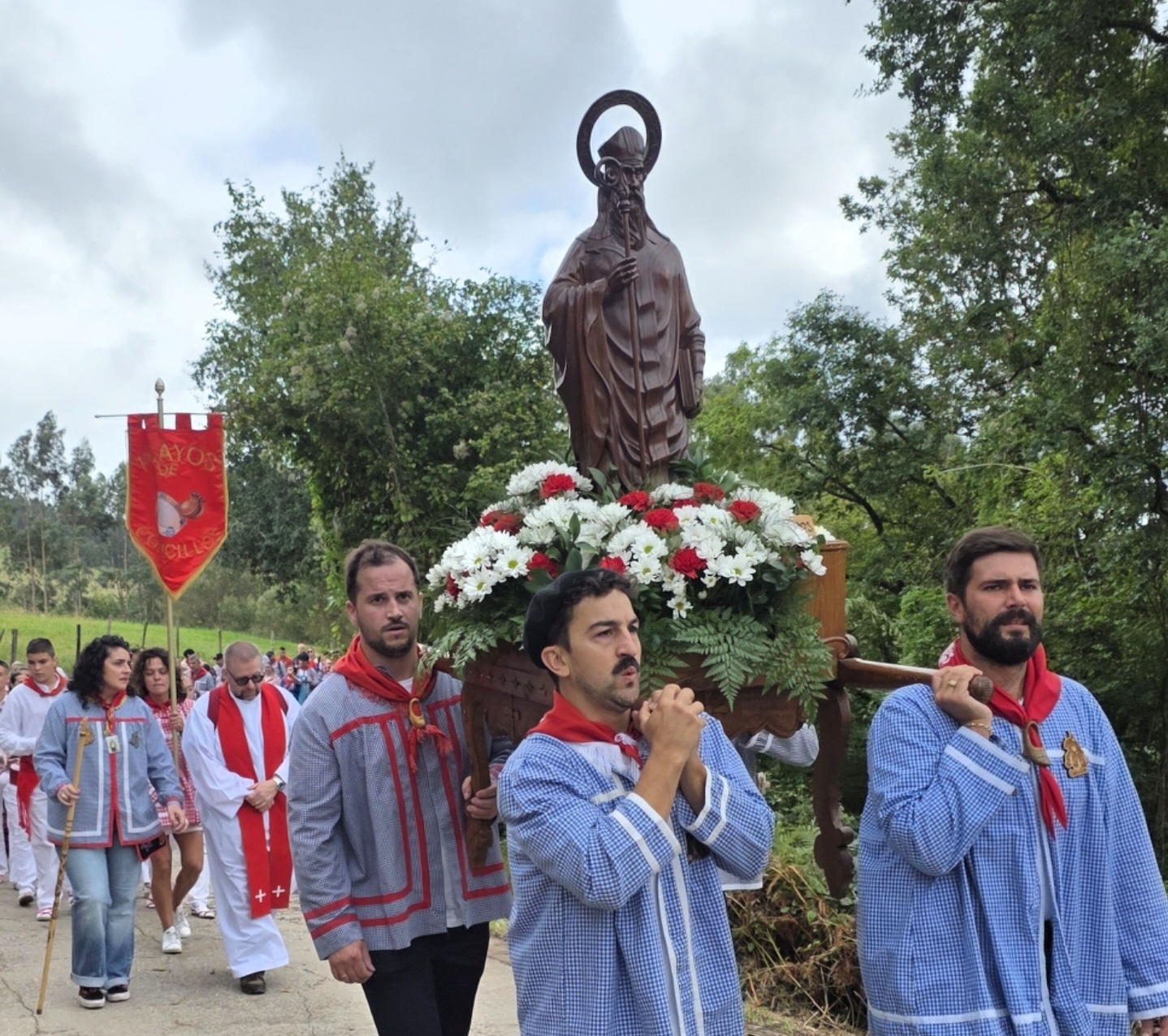 San Cipriano reúne a cientos de romeros en la tradicional subida a La Pradera