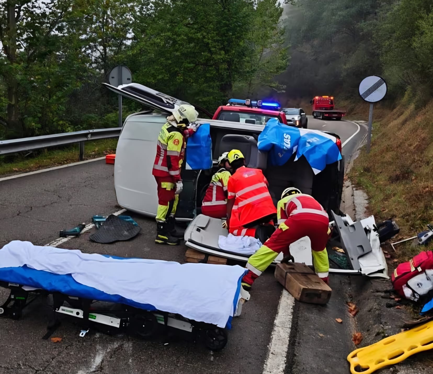 Excarcelan a una conductora herida tras volcar en Cabuérniga