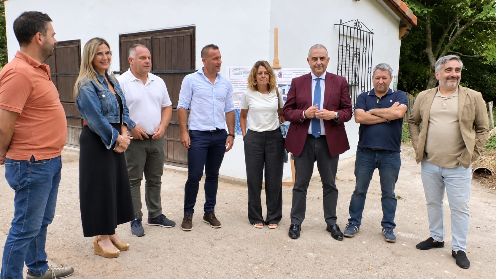 Roberto Media visita las actuaciones realizadas en Bustablado y Carrejo