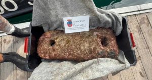 Hallan un antiguo ancla de piedra en aguas de Castro Urdiales