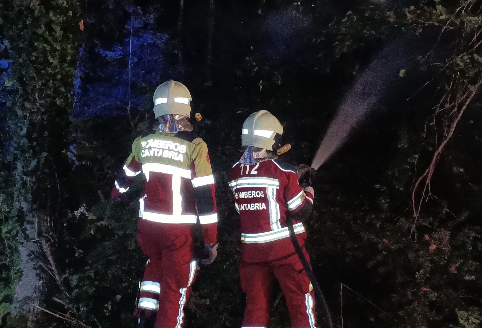 Los bomberos extinguen un incendio de vegetación junto a la CA-135 en Udías