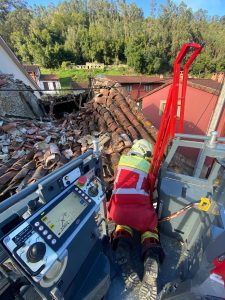Los bomberos intervienen en Molleda por el derrumbe del tejado de una vivienda deshabitada