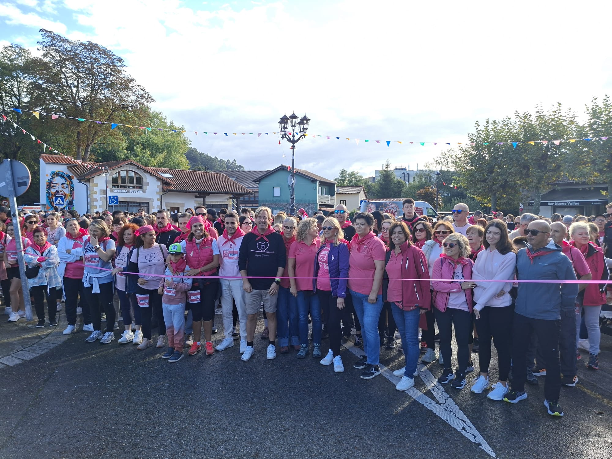 Cerca de 2.000 personas llenan de solidaridad Puente San Miguel en la XIII Marcha de Anjanas Solidarias