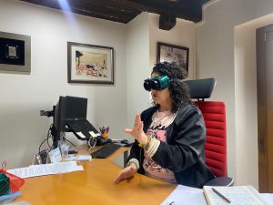 La ONCE pone a caminar ‘a ciegas’ a varios alcaldes y alcaldesas para sensibilizar sobre la accesibilidad urbana
