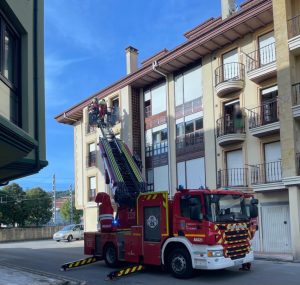 Los bomberos intervienen en la cornisa de un edificio en Cabezón de la Sal
