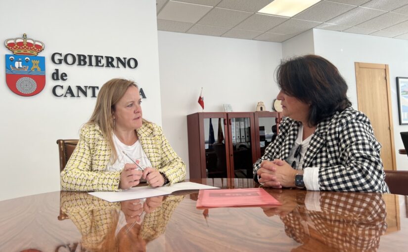 La consejera de Presidencia analiza con la alcaldesa de Cabuérniga el vallado del parque infantil de Viaña