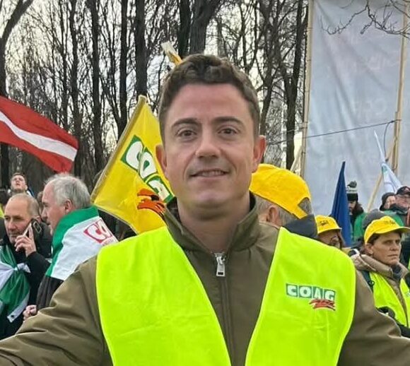 Luis Pérez Portilla, secretario general de UGAM-COAG hablando de la concentración de hoy frente a la fábrica de Leche Celta