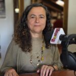 Charo Villota, médico del Centro de Salud Saja, repasa la reunión de La Red de Salud Entretejiendo Saja del mes de abril.