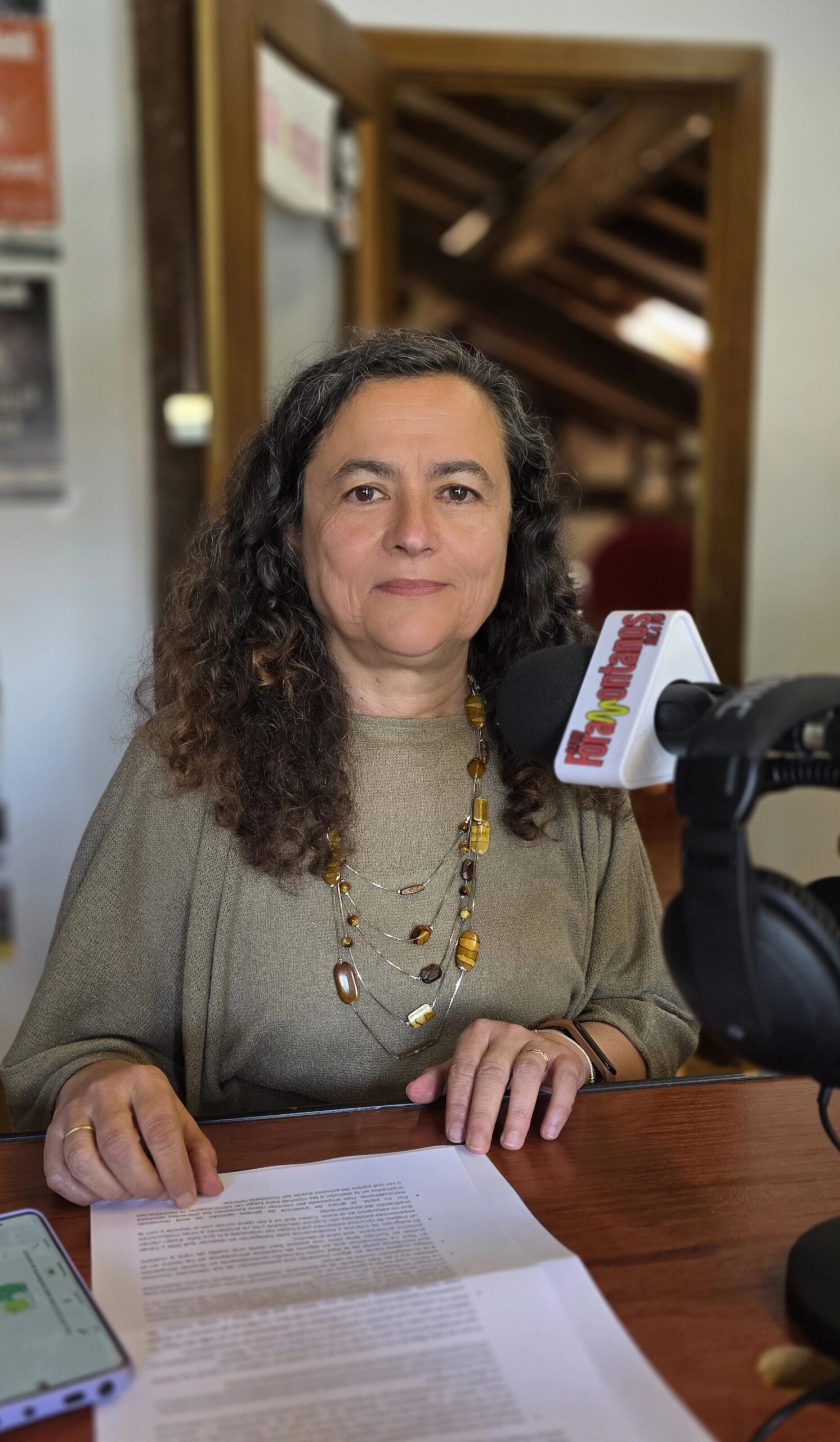Charo Villota, médico del Centro de Salud Saja, repasa la reunión de La Red de Salud Entretejiendo Saja del mes de abril.