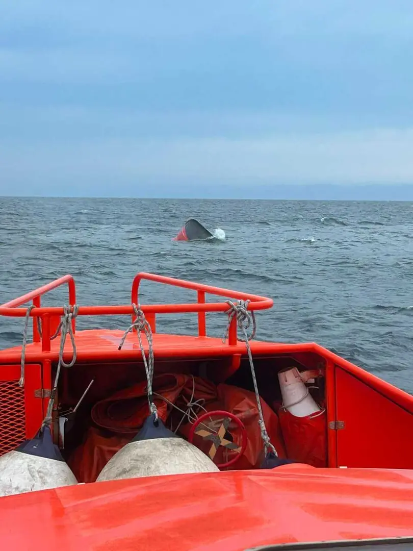 Rescatados los dos tripulantes del pesquero Comillas Tercero tras incendiarse.